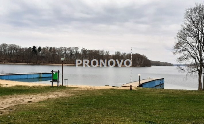 plaża nad jeziorem